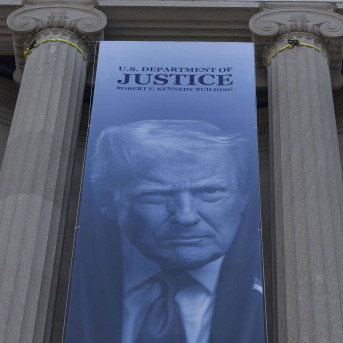 Una gran pancarta con la imagen del presidente de Estados Unidos, Donald Trump, y el lema "Hagamos que Estados Unidos vuelva a ser seguro" se exhibe en el exterior de la sede del Departamento de Justicia Europa Press/Contacto/Mehmet Eser