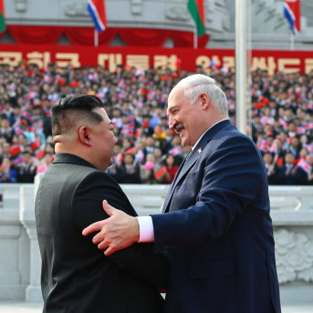 El presidente de Bielorrusia, Alexander Lukashenko, saluda al líder norcoreano, Kim Jong Un, durante su visita oficial a Pyongyang Europa Press/Contacto/Andrei Stasevich El presidente de Bielorrusia, Alexander Lukashenko, saluda al líder norcoreano, Kim Jong Un, durante su visita oficial a Pyongyang Europa Press/Contacto/Andrei Stasevich