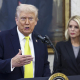 El presidente de Estados Unidos, Donald Trump, comparece ante la prensa con la fiscal general, Pam Bondi, a su espalda Europa Press/Contacto/Jim LoScalzo - Pool via CNP