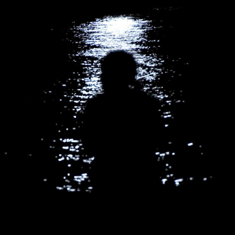 Una persona sentada frente al mar en La Habana durante un apagón en la isla. Imagen de archivo Europa Press/Contacto/Joaquin Hernandez