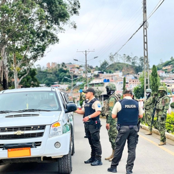 Las FFAA de Ecuador registran personas y vehículos en varios puntos del país para garantizar la seguridad POLICÍA ECUADOR