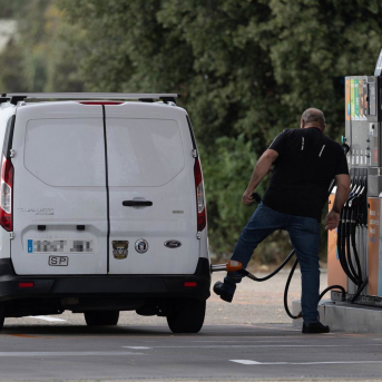 Una persona reposta su vehículo en una gasolinera Eduardo Parra - Europa Press