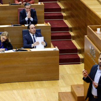 El PSPV tacha de indecente el fichaje de la pareja de Llorca y él les acusa de querer destrozarle públicamente