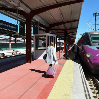 Varias personas en el andén de un tren Avlo en la estación Madrid-Chamartín-Clara Campoamor Gustavo Valiente - Europa Press Varias personas en el andén de un tren Avlo en la estación Madrid-Chamartín-Clara Campoamor Gustavo Valiente - Europa Press