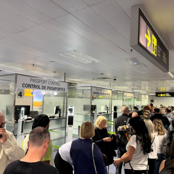 De León califica de insostenible el control de pasaportes en Tenerife Sur y reclama más refuerzos a Interior