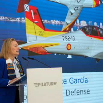 La secretaria de Estado de Defensa de España, Amparo Valcarce, interviene en el acto inaugural de Pilatus Aircraft Ibérica. A 1 de diciembre de 2025 en Alcalá de Guadaíra, Sevilla (Andalucía, España). Francisco J. Olmo - Europa Press