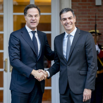 El presidente del Gobierno, Pedro Sánchez (d), recibe al secretario general de la OTAN, Mark Rutte (i), en el Complejo de la Moncloa, a 27 de enero de 2025, en Madrid (España). A. Pérez Meca - Europa Press