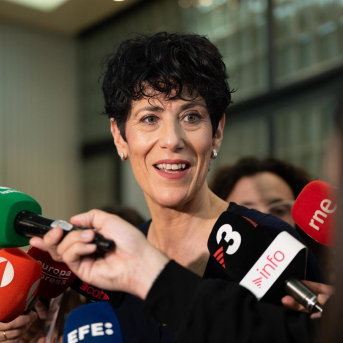 La ministra de Inclusión, Seguridad Social y Migraciones, Elma Saiz, atiende a los medios  su llegada a la clausura de un acto en el Centro Económico y Social. Isa Saiz - Europa Press