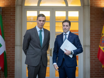 El presidente del Gobierno, Pedro Sánchez (i), recibe al lehendakari, Imanol Pradales (d), en el Complejo de la Moncloa, a 27 de enero de 2026, en Madrid  Fernando Sánchez - Europa Press