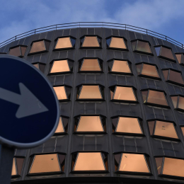 Una señal de tráfico frente a la sede del Tribunal Constitucional el día que se celebra el Pleno extraordinario del Tribunal Constitucional (TC), a 19 de diciembre de 2022, en Madrid (España).  Fernando Sánchez - Europa Press