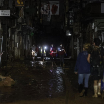 Imagen de archivo de varias personas durante un paseo nocturno, a 6 de noviembre de 2024, en Paiporta, Valencia Rober Solsona - Europa Press