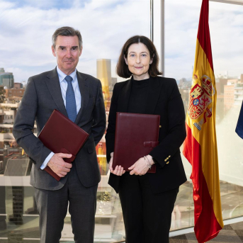 De izquierda a derecha: el presidente de la CNMV, Carlos San Basilio, y la presidenta del Consejo General del Notariado, Concepción Pilar Barrio Del Olmo. CNMV