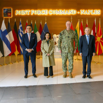 La ministra de Defensa, Margarita Robles, en un encuentro junto con el secretario general de Política de Defensa, almirante Juan Francisco Martínez Núñez, a 26 de marzo de 2026, en Nápoles (Italia). MINISTERIO DE DEFENSA