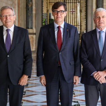 El futuro presidente no ejecutivo de Ercros, Antón Valero; el presidente de la Generalitat, Salvador Illa, y el presidente de Bondalti, Joao de Mello BONDALTI El futuro presidente no ejecutivo de Ercros, Antón Valero; el presidente de la Generalitat, Salvador Illa, y el presidente de Bondalti, Joao de Mello BONDALTI