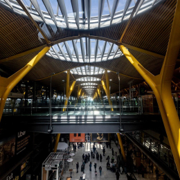 Viajeros en la T4 del Aeropuerto Adolfo Suárez Madrid-Barajas, a 2 de marzo de 2026, en Madrid (España).  Ricardo Rubio - Europa Press