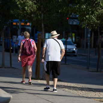 Pensionistas caminando por una calle de Madrid Jesús Hellín - Europa Press