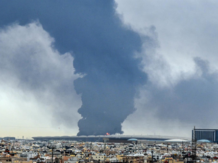 Columna de humo tras un ataque contra un depósito de combustible en el aeropuerto de Kuwait (archivo) Europa Press/Contacto/Asad