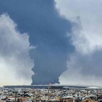 Columna de humo tras un ataque contra un depósito de combustible en el aeropuerto de Kuwait (archivo) Europa Press/Contacto/Asad