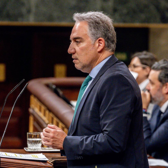 El vicesecretario de Política Autonómica del PP, Elías Bendodo, interviene durante una sesión de control al Gobierno, en el Congreso, a 25 de marzo de 2026, en Madrid (España).  Ricardo Rubio - Europa Press