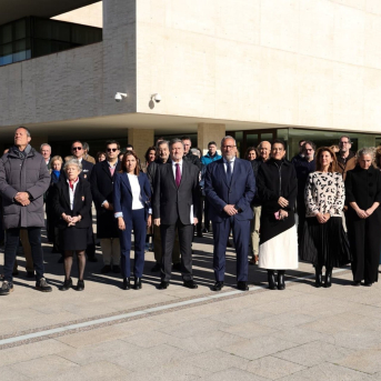 Minuto de silencio en las Cortes en recuerdo del expresidente Manuel Estella