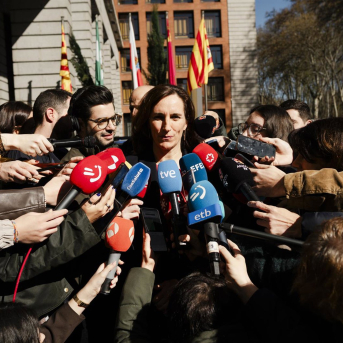 La ministra de Sanidad, Mónica García, ofrece declaraciones a los medios antes del pleno del Consejo Interterritorial del Sistema Nacional de Salud (CISNS), en el Ministerio de Sanidad. Mateo Lanzuela - Europa Press