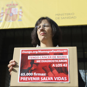María Varela durante el registro de firmas en el Ministerio de Sanidad. MARIA DE LA CRUZ VALDEMORO