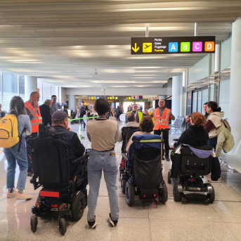 Visita del Servicio de Promoción de la Autonomía Personal del Govern y de la Asociación de lesión medular y otras discapacidades físicas (Aspaym) en el Aeropuerto de Palma para explicar el recorrido junto al servicio 'Sin Barreras'. AENA