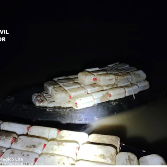 Una de las embarcaciones con petacas de gasolina intervenidas en la provincia de Cádiz en un operativo de la Guardia Civil en marzo de 2026. GUARDIA CIVIL Una de las embarcaciones con petacas de gasolina intervenidas en la provincia de Cádiz en un operativo de la Guardia Civil en marzo de 2026. GUARDIA CIVIL