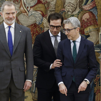 El Rey Felipe VI; el vicepresidente primero y ministro de Economía, Comercio y Empresa, Carlos Cuerpo, y el ministro de Hacienda, Arcadi España, durante la jura de los nuevos cargos del Gobierno. Pool El Rey Felipe VI; el vicepresidente primero y ministro de Economía, Comercio y Empresa, Carlos Cuerpo, y el ministro de Hacienda, Arcadi España, durante la jura de los nuevos cargos del Gobierno. Pool