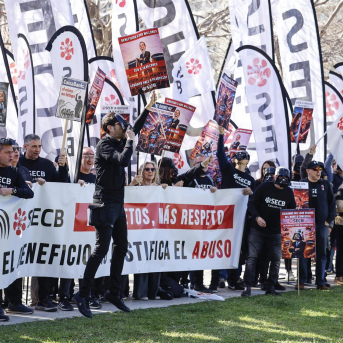 Concentración ante la Junta General Ordinaria de Accionistas de CaixaBank que se celebra en el Palacio de Congresos de València ROBER SOLSONA - EUROPA PRESS