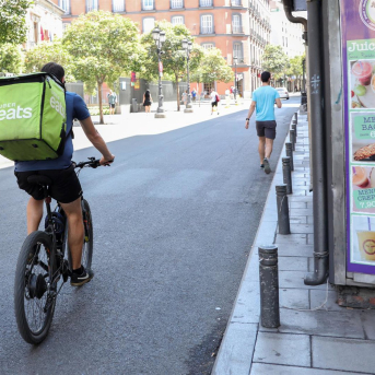 Un repartidor de la empresa Uber Eats en bicicleta por una calle del centro de Madrid Jesús Hellín - Europa Press