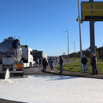 Ganaderos bloquean un camión en Teixeiro y derraman 15.000 litros de leche portuguesa