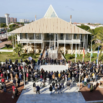 Imágenes de los cinco minutos de silencio convocado por el Ayuntamiento de Punta Umbría (Huelva) en memoria de las personas fallecidas en el accidente de tren de Adamuz el pasado 20 de enero. Eduardo Briones - Europa Press