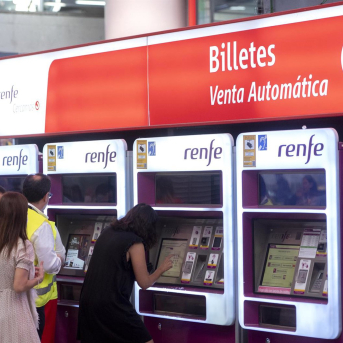 Varias personas adquieren sus billetes en las taquillas de venta automática de la estación de tren de Atocha Alberto Ortega - Europa Press Varias personas adquieren sus billetes en las taquillas de venta automática de la estación de tren de Atocha Alberto Ortega - Europa Press