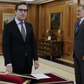 El vicepresident primer i ministre d'Economia, Comerç i Empresa, Carlos Cuerpo (i), durant la jura del seu càrrec, davant el Rei Felip VI (D), al Palau de La Zarzuela, aquest divendres Pool