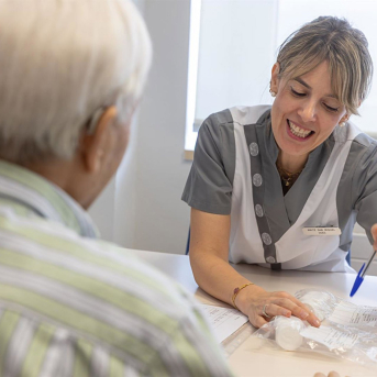 Enfermera recibe a paciente en consulta. CCUN