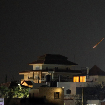 Indicios de interceptaciones de misiles en el cielo sobre Hebrón, en Cisjordania. Europa Press/Contacto/Mamoun Wazwaz