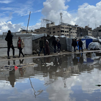 Palestinos entre tiendas de campaña para desplazados y edificios en la ciudad de Gaza, en el norte de la Franja de Gaza (archivo) Europa Press/Contacto/Matar Al-Zaq