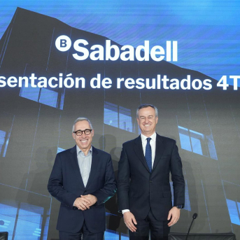 El hasta ahora CEO del Banco Sabadell, César Gónzalez-Bueno (d), y su futuro sustituto en el cargo, Marc Armengol (i), durante una rueda de prensa para presentar los resultados de la entidad David Zorrakino - Europa Press