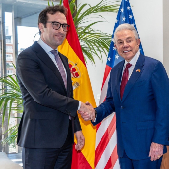 El vicepresidente primero del Gobierno y ministro de Economía, Comercio y Empresa, Carlos Cuerpo, ha mantenido su primera reunión con el embajador de Estados Unidos en España y Andorra, Benjamín León,. GOBIERNO DE ESPAÑA