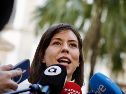 La ministra de Ciencia, Innovación y Universidades, Diana Morant, atiende a los medios de comunicación.  Eduardo Manzana - Europa Press