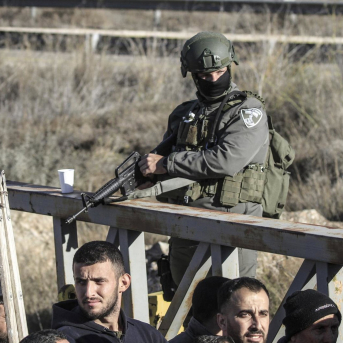 Soldados israelí custodia la entrada de un asentamiento al este de Nablús, en Cisjordania Europa Press/Contacto/Nasser Ishtayeh