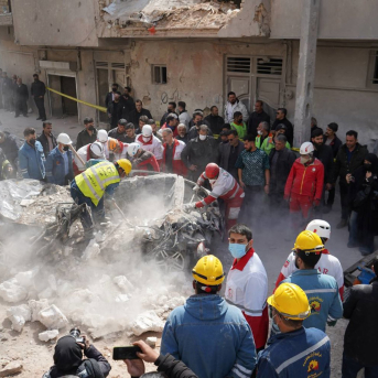 Empleados de la Media Luna Roja de Irán buscan supervivientes tras un bombardeo israelí en Teherán Europa Press/Contacto/Ircs Empleados de la Media Luna Roja de Irán buscan supervivientes tras un bombardeo israelí en Teherán Europa Press/Contacto/Ircs