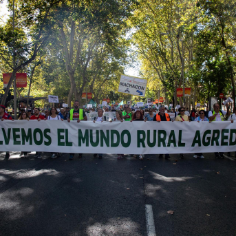 Decenas de personas durante la manifestación bajo el lema "Salvemos el mundo rural agredido", a 4 de octubre de 2025, en Madrid (España). Rafael Bastante - Europa Press Decenas de personas durante la manifestación bajo el lema "Salvemos el mundo rural agredido", a 4 de octubre de 2025, en Madrid (España). Rafael Bastante - Europa Press