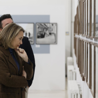 Cuca Gamarra durante su visita a la exposición 'Vida y sociedad en los archivos de los fotógrafos de Logroño' JPEG/EUROPA PRESS