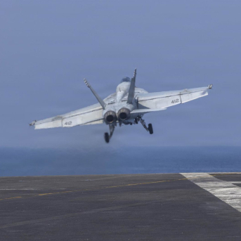 Un avión de combate de Estados Unidos despega del portaaviones Abraham Lincoln  Europa Press/Contacto/Tsgt. Kevin Torres/U.S. Navy