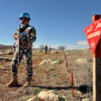 Soldats de la Missió Interina de les Nacions Unides al Líban (FINUL) munten guàrdia prop d'un camp minat a Blida, ciutat fronterera del sud del Líban, el 19 de desembre de 2025 Europa Press/Contacto/Ali Hashisho