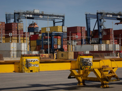 Contenedores de mercancías en el muelle de descarga del Puerto de Barcelona, en Cataluña (España) David Zorrakino - Europa Press