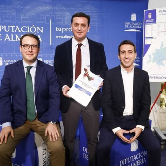 El expresidente de Diputación de Almería, Javier Aureliano García, junto a los exvicespresidentes Fernando Giménez y Óscar Liria en una imagen de archivo.  DIPUTACIÓN