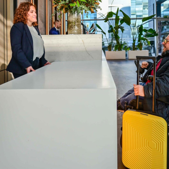 Un viajero con movilidad reducida RICHARD ZUBELZU - CAIXABANK Un viajero con movilidad reducida RICHARD ZUBELZU - CAIXABANK